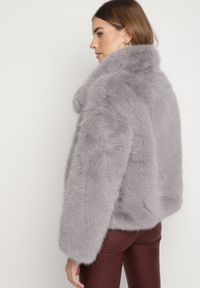 Born2be - Szara Jednorzędowa Kurtka Futerko z Szerokim Kołnierzem Conellia. Okazja: na co dzień. Kolor: szary. Materiał: futro. Styl: casual, elegancki #7