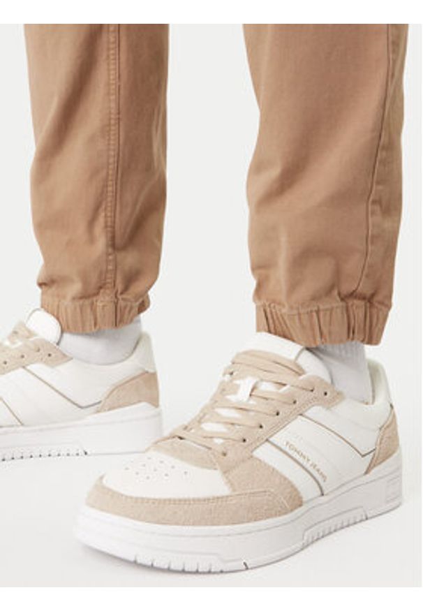 Tommy Jeans Joggery DM0DM23102 Brązowy Regular Fit. Kolor: brązowy. Materiał: bawełna