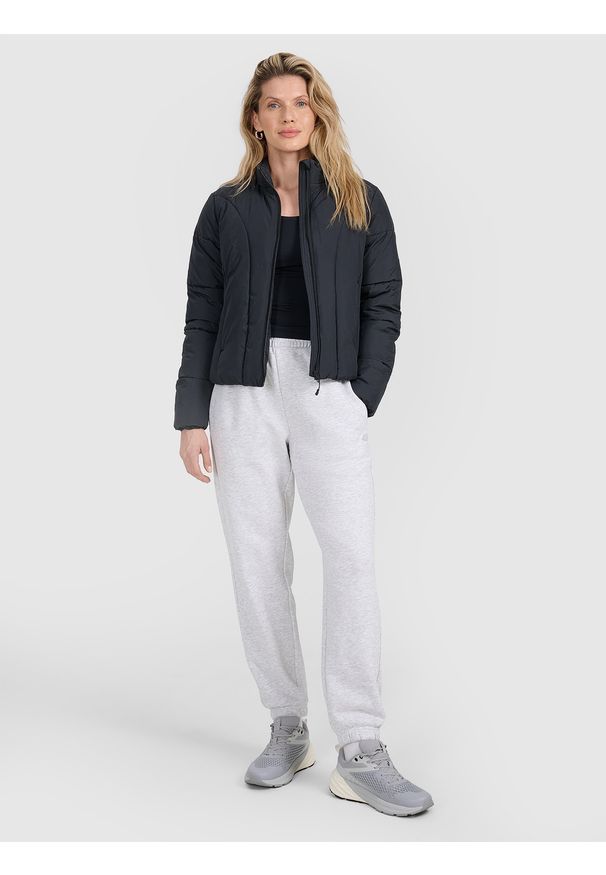 4f - 4F Kurtka puchowa z wypełnieniem syntetycznym damska - czarna S. Okazja: na co dzień. Typ kołnierza: kaptur, kołnierzyk stójkowy. Kolor: czarny. Materiał: puch, syntetyk. Długość: długie. Styl: sportowy, klasyczny, casual