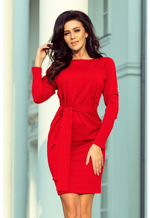 Numoco - Dopasowana Sukienka z Wiązanym Paskiem - Czerwona. Kolor: czerwony. Materiał: poliester, elastan