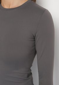 Born2be - Szara Bawełniana Bluzka Typu Longsleeve Lisfia. Okazja: na co dzień, na spotkanie biznesowe, do pracy. Kolor: szary. Materiał: bawełna. Długość rękawa: długi rękaw. Styl: biznesowy, elegancki, casual #7