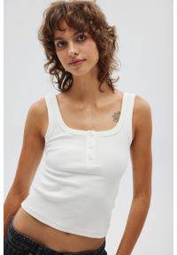 Marsala - Top na ramiączkach z guzikami w kolorze CREAM - GLOWIN-XS. Materiał: elastan, bawełna, jeans, prążkowany. Długość rękawa: na ramiączkach. Styl: elegancki, klasyczny