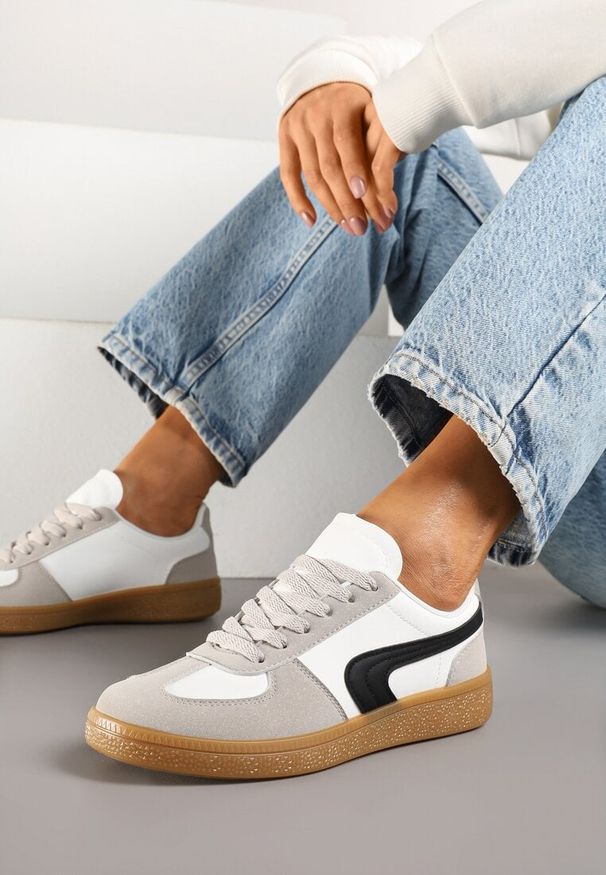 Renee - Biało-Czarne Casualowe Sneakersy Typu Kultowe Tenisówki Ablerri. Okazja: na co dzień. Kolor: biały. Materiał: skóra