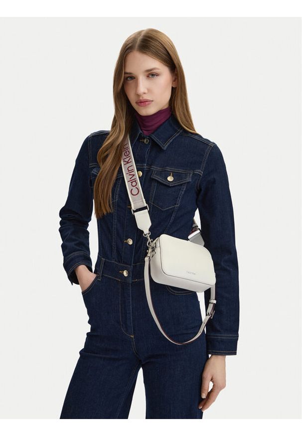 Calvin Klein Torebka Webbing Double Strap Camera Bag LV04F3165G Biały. Kolor: biały. Materiał: skórzane