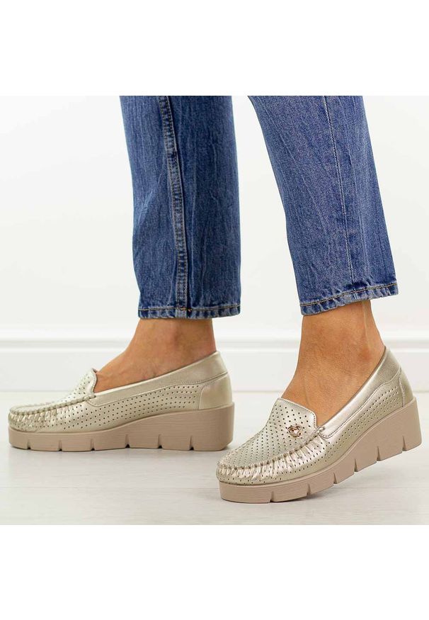 Złote skórzane mokasyny damskie Vinceza 39989. Okazja: na spacer, na co dzień. Nosek buta: okrągły. Kolor: złoty. Szerokość cholewki: normalna. Wzór: aplikacja. Materiał: skóra. Sezon: wiosna, jesień, lato. Obcas: na koturnie. Styl: casual, elegancki, klasyczny