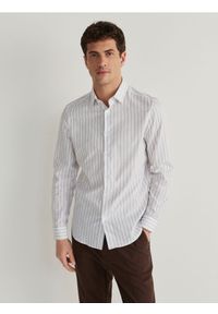 Reserved - Koszula slim fit w paski - biały. Kolor: biały. Materiał: tkanina, bawełna. Wzór: paski