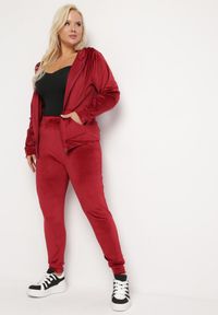 Born2be - Bordowy 2-Częściowy Welurowy Komplet Dresowy ze Spodniami i Bluzą z Kapturem Bondia. Kolor: czerwony. Materiał: welur, dresówka #4