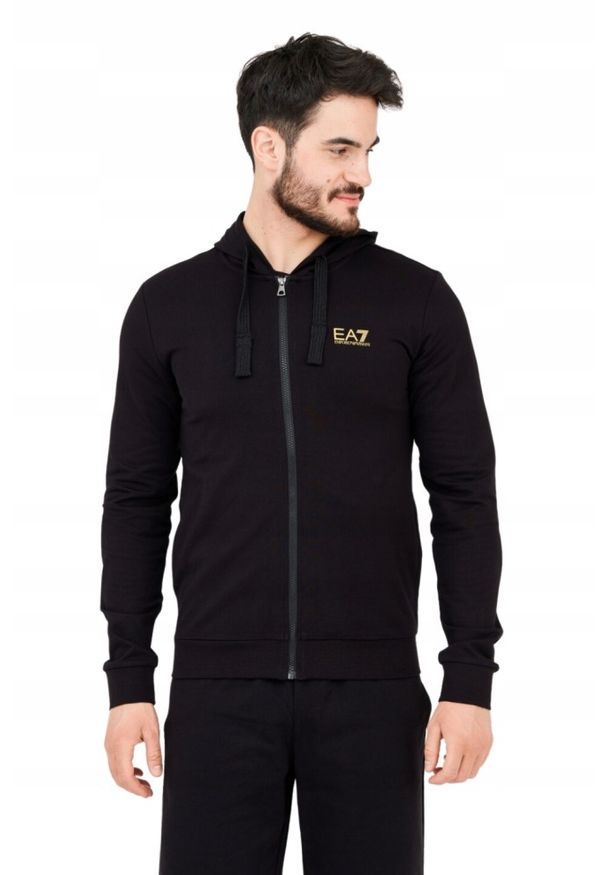 EA7 Emporio Armani - EA7 Czarna bluza z kapturem i złotym logo. Typ kołnierza: kaptur. Kolor: czarny
