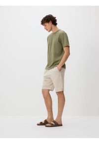 Reserved - Szorty regular z dodatkiem lnu - beżowy. Kolor: beżowy. Materiał: len