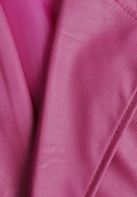 Renee - Ciemnoróżowa Pudełkowa Marynarka z Ekoskóry Niezapinana z Poduszkami w Ramionach Suniya. Okazja: na co dzień, na spotkanie biznesowe. Kolor: fioletowy. Materiał: wiskoza. Styl: casual, biznesowy #5