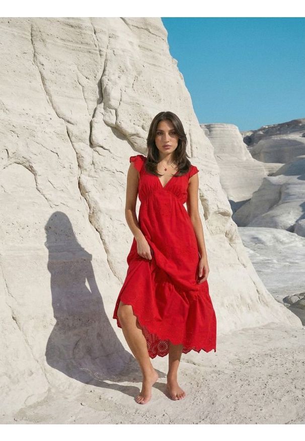 Sinsay - Sukienka midi z falbaną i ozdobnym wiązaniem na plecach - czerwony. Kolor: czerwony. Długość: midi