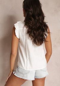 Renee - Biała Bawełniana Bluzka ze Stójką i Falbankami z Lnem Evelida. Typ kołnierza: kołnierzyk stójkowy, kołnierz z falbankami. Kolor: biały. Materiał: bawełna, len. Wzór: koronka. Styl: elegancki #3