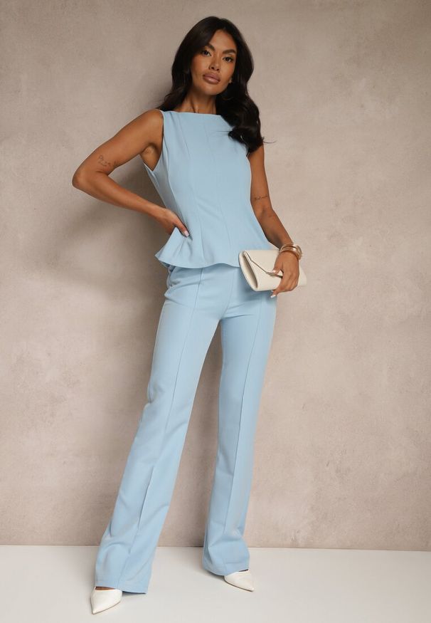 Renee - Jasnoniebieska Bluzka Bez Rękawów z Wiskozą Zdobiona Baskinką Linoreina. Okazja: na co dzień. Kolor: niebieski. Materiał: wiskoza. Długość rękawa: bez rękawów. Wzór: aplikacja. Styl: casual, elegancki