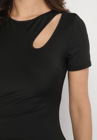Born2be - Czarna Sukienka o Dopasowanym Fasonie z Lekkimi Marszczeniami Aporea. Okazja: na co dzień. Kolor: czarny. Długość rękawa: krótki rękaw. Sezon: wiosna, lato. Typ sukienki: dopasowane, sportowe. Styl: casual, elegancki, sportowy #7