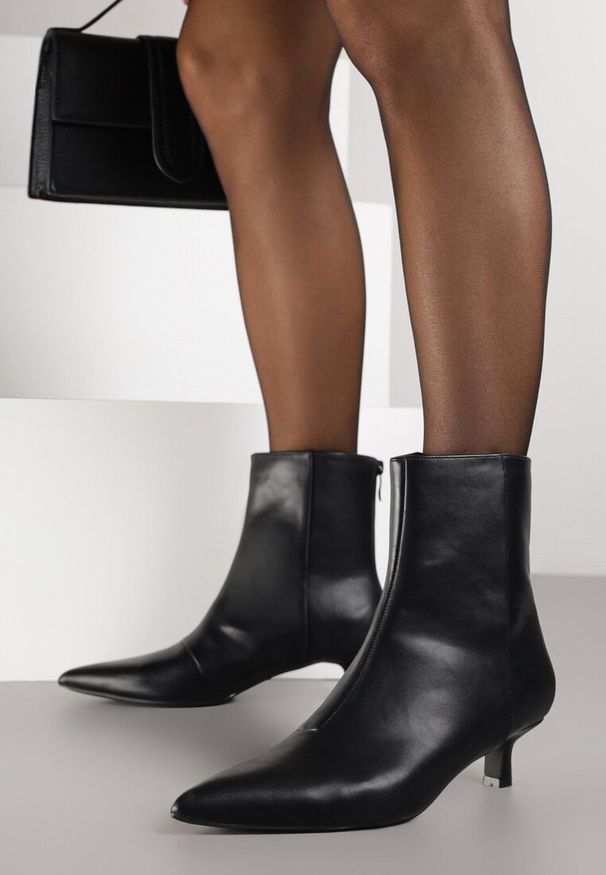 Renee - Czarne Botki Vices na Kaczuszce Falomara. Okazja: na co dzień. Kolor: czarny. Materiał: jeans. Obcas: na szpilce. Styl: casual. Wysokość obcasa: średni