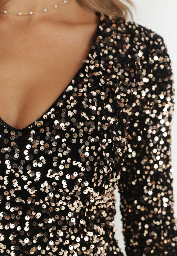 Born2be - Złoto-Czarna Sukienka z Cekinami i Wycięciem Glykera. Okazja: na ślub cywilny, na wesele. Kolor: złoty. Długość rękawa: długi rękaw. Typ sukienki: asymetryczne. Długość: mini
