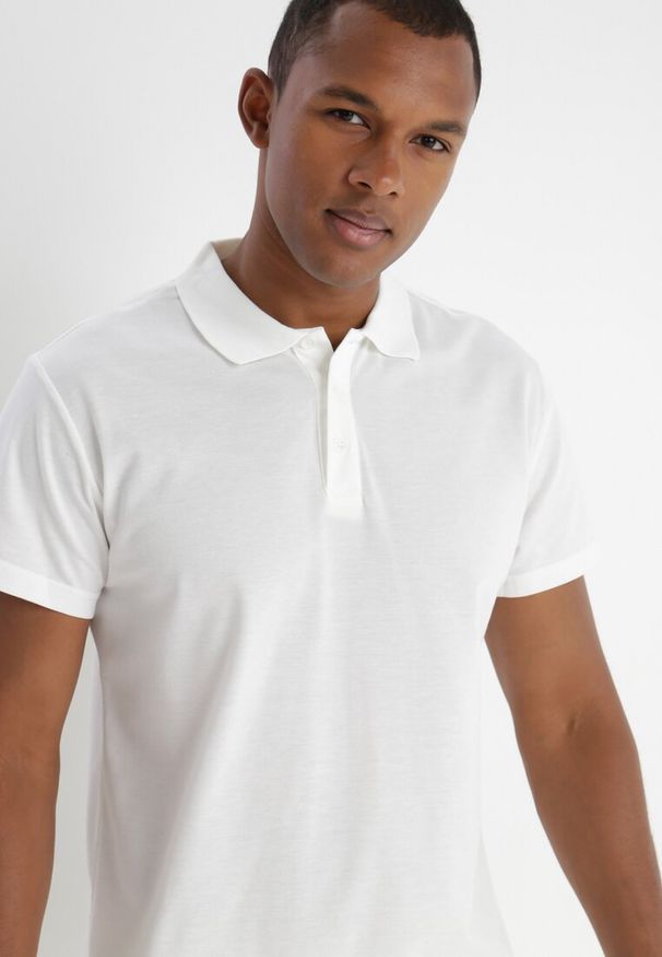 Born2be - Biała Koszulka Cryma. Typ kołnierza: polo. Kolor: biały. Materiał: tkanina, bawełna. Długość rękawa: krótki rękaw. Długość: krótkie. Wzór: jednolity. Styl: klasyczny