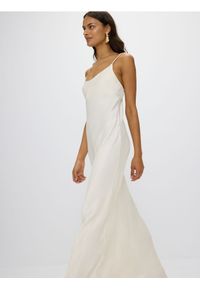 Reserved - Satynowa sukienka maxi w wiskozy - biały. Kolor: biały. Materiał: satyna, wiskoza. Długość: maxi