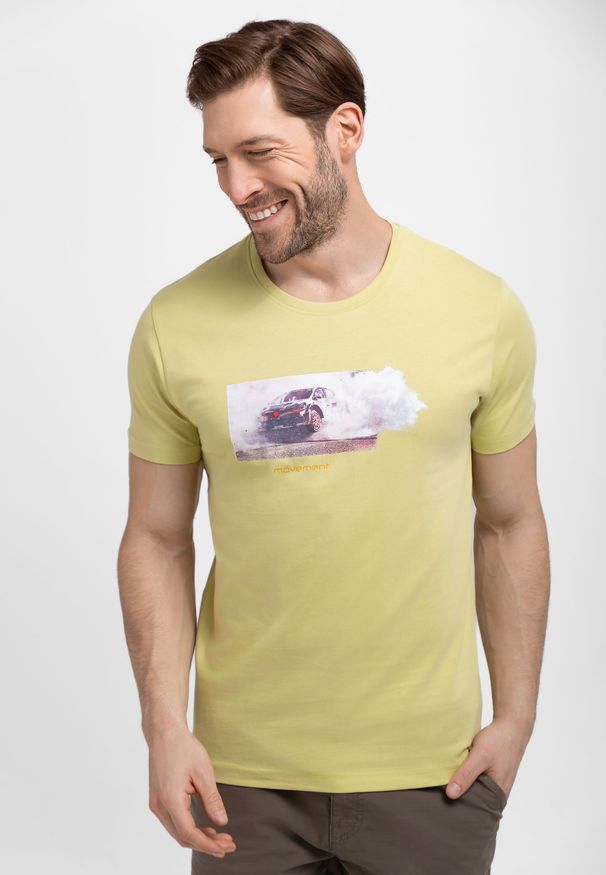 Volcano - T-shirt z samochodem rajdowym T-DUST. Kolekcja: plus size. Materiał: bawełna, materiał. Długość rękawa: krótki rękaw. Długość: krótkie. Wzór: napisy, nadruk. Styl: klasyczny, sportowy