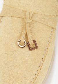 Renee - Żółte Mokasyny VICES Casualowe ze Skórzaną Wkładką i Metalowymi Ozdobami Dinsmore. Okazja: na co dzień. Nosek buta: okrągły. Kolor: żółty. Materiał: skóra. Wzór: aplikacja. Obcas: na obcasie. Styl: casual. Wysokość obcasa: niski #5