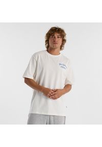 Koszulka męska New Balance MT43556SST – biała. Kolor: biały. Materiał: dresówka, bawełna. Długość rękawa: krótki rękaw. Długość: krótkie. Wzór: napisy