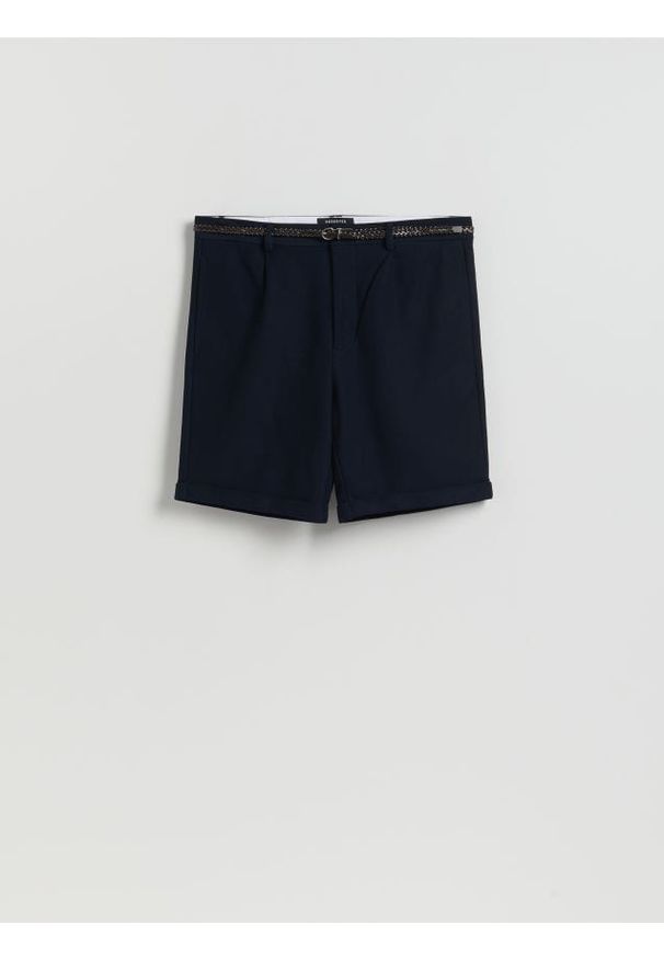 Reserved - Szorty regular fit z paskiem - granatowy. Kolor: niebieski. Materiał: dzianina, bawełna