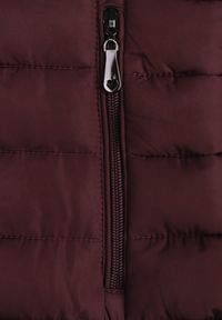 Renee - Bordowa Kurtka Ozdobiona Pikowaniem Wykończona Sznurkami i Kapturem Mivissa. Okazja: na co dzień, na spacer. Kolor: czerwony. Materiał: jeans. Wzór: aplikacja. Styl: casual, sportowy #2