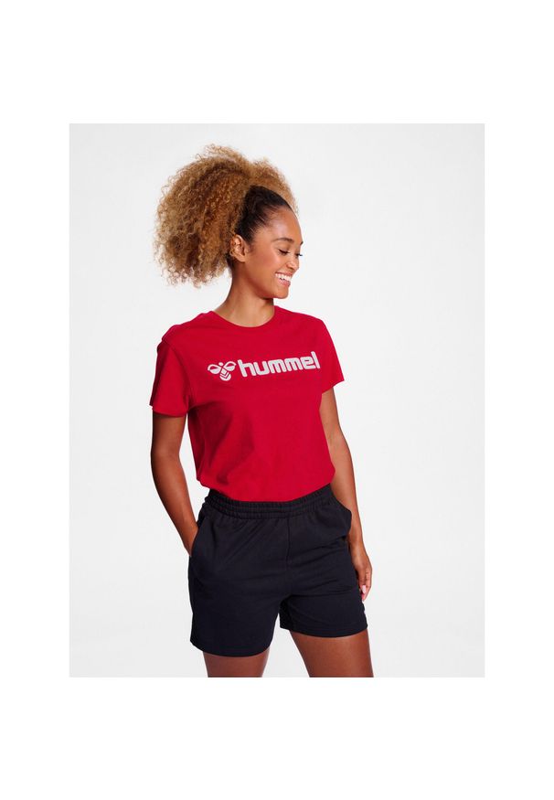 Koszulka damska Hummel Go 2.0 Logo. Kolor: czerwony, różowy, wielokolorowy. Materiał: tkanina, bawełna. Sport: piłka nożna