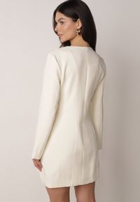 Born2be - Jasnobeżowa Elegancka Sukienka VICES o Trapezowym Kroju z Imitacją Kieszeni Amaliete. Okazja: na spotkanie biznesowe. Kolor: beżowy. Typ sukienki: trapezowe. Styl: elegancki #3