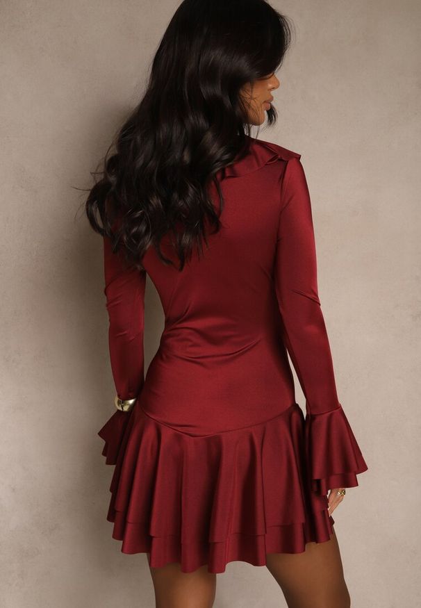Renee - Bordowa Sukienka o Taliowanym Kroju z Falbanami Tiseania. Okazja: na randkę. Typ kołnierza: dekolt w kształcie V, kołnierz z falbankami, dekolt sznurowany. Kolor: czerwony. Styl: klasyczny
