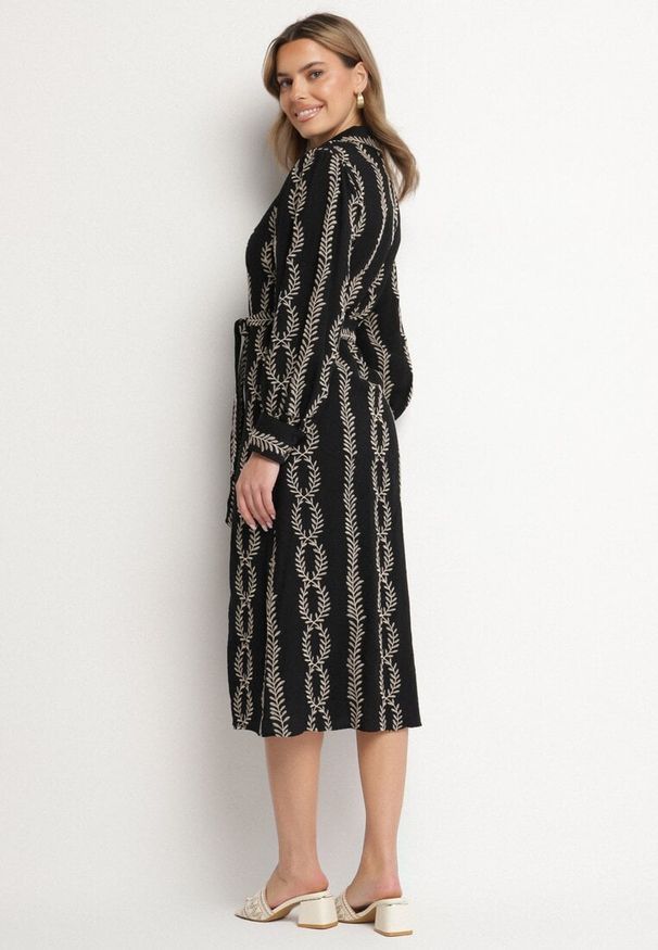 Born2be - Czarna Koszulowa Sukienka z Wiskozy z Wiązanym Paskiem Zdobiona Haftem Rallisia. Okazja: na co dzień. Kolor: czarny. Materiał: wiskoza. Wzór: haft, aplikacja. Typ sukienki: koszulowe. Styl: klasyczny, casual, elegancki