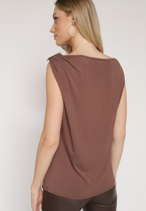 Born2be - Brązowy Wiskozowy Top z Marszczonym Dekoltem z Aplikacją w Kształcie Słońca Reivena. Okazja: na spotkanie biznesowe, do pracy, na co dzień. Kolor: brązowy. Materiał: wiskoza. Wzór: aplikacja. Styl: elegancki, casual, klasyczny, biznesowy