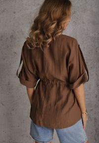 Renee - Brązowa Koszula Typu Nietoperz Utility z Lnem i Wiskozą z Wiązaniem w Talii Fyserynore. Kolor: brązowy. Materiał: wiskoza, len. Sezon: lato #8