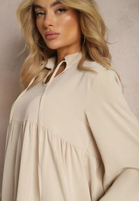Renee - Beżowa Sukienka o Rozkloszowanym Fasonie z Falbanką i Okrągłym Dekoltem Vasaia. Okazja: na co dzień. Kolor: beżowy. Materiał: skóra. Długość rękawa: długi rękaw. Wzór: aplikacja. Typ sukienki: proste, rozkloszowane. Styl: wizytowy, elegancki, casual #4