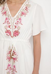 Born2be - Biała Bawełniana Sukienka Boho o Rozkloszowanym Kroju z Haftem i Frędzlami Modixa. Okazja: na co dzień. Typ kołnierza: dekolt w serek. Kolor: biały. Materiał: bawełna. Długość rękawa: krótki rękaw. Wzór: haft. Typ sukienki: rozkloszowane. Styl: boho #3