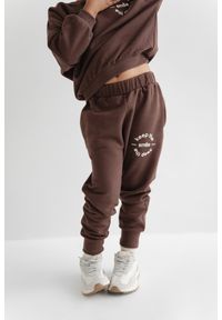 Marsala - MINI spodnie dresowe Z HAFTEM w kolorze CACAO BROWN- NESTON-80-86 (12-18). Stan: podwyższony. Kolor: brązowy. Materiał: dresówka. Wzór: haft