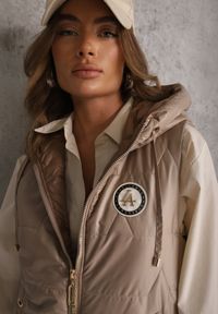 Renee - Brązowa Długa Kamizelka Pikowana z Nieodpinanym Kapturem Ozdobiona Naszywką Kasseda. Okazja: na co dzień. Kolor: brązowy. Materiał: poliester, jeans. Długość: długie. Wzór: aplikacja. Styl: casual #6