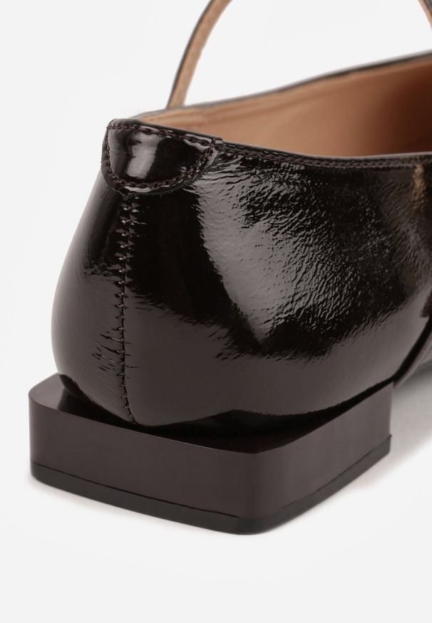 Born2be - Brązowe Balerinki Vices z Paskiem z Klamerką i Skórzaną Wkładką Quane. Okazja: na co dzień, do pracy, na spotkanie biznesowe. Nosek buta: szpiczasty. Zapięcie: pasek. Kolor: brązowy. Materiał: skóra. Obcas: na obcasie. Styl: casual, biznesowy, elegancki. Wysokość obcasa: niski