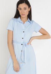 Born2be - Jasnoniebieska Sukienka o Koszulowym Fasonie Wiązana w Talii Ophieithe. Okazja: na co dzień. Kolor: niebieski. Materiał: materiał, dzianina. Długość rękawa: krótki rękaw. Typ sukienki: koszulowe. Styl: casual. Długość: midi #5