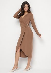 Born2be - Brązowa Sukienka Taliowana z Kopertowymi Dekoltem i Metaliczną Aplikacją Ninolira. Kolor: brązowy. Długość rękawa: długi rękaw. Wzór: aplikacja. Typ sukienki: kopertowe #6