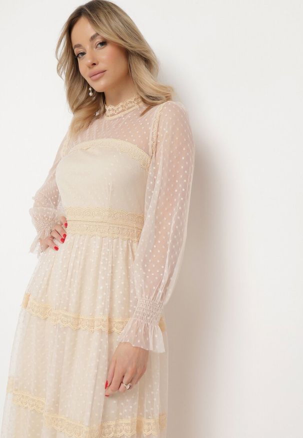 Born2be - Beżowa Rozkloszowana Sukienka Maxi z Koronką Jorissa. Typ kołnierza: dekolt w serek. Kolor: beżowy. Materiał: koronka. Wzór: koronka. Styl: klasyczny. Długość: maxi