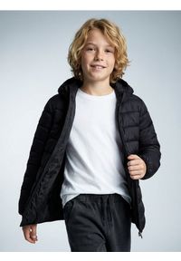 Sinsay - Pikowana kurtka puffer z kapturem - czarny. Typ kołnierza: kaptur. Kolor: czarny #1