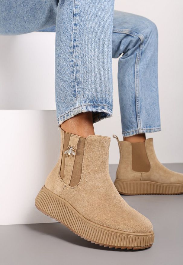 Born2be - Ciemnobeżowe Botki Sztyblety na Platformie z Metalowym Detalem przy Cholewce Danellia. Okazja: na co dzień. Kolor: beżowy. Materiał: jeans. Szerokość cholewki: normalna. Obcas: na platformie. Styl: casual, elegancki