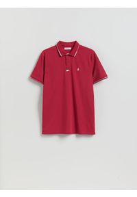Reserved - Koszulka polo regular z lamówką - czerwony. Typ kołnierza: polo. Kolor: czerwony. Materiał: dzianina, bawełna #1