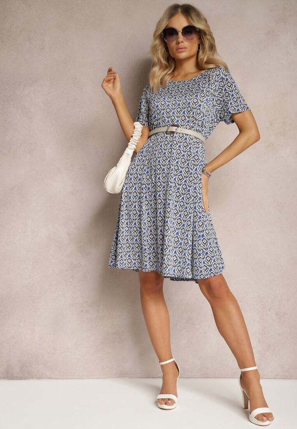 Renee - Niebieska Wiskozowa Sukienka o Rozkloszowanym Fasonie z Ornamentalnym Wzorem Jasminas. Kolor: niebieski. Materiał: wiskoza. Styl: boho