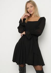 Born2be - Czarna Sukienka Vices z Siateczkowymi Rękawami i Wiązanym Paskiem Resnala. Okazja: na co dzień. Typ kołnierza: dekolt kwadratowy. Kolor: czarny. Materiał: materiał. Typ sukienki: rozkloszowane. Styl: casual, elegancki #3
