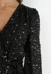 Born2be - Czarna Sukienka Cekinowa z Kopertowym Dekoltem Cidoly. Okazja: na co dzień. Typ kołnierza: dekolt kopertowy. Kolor: czarny. Typ sukienki: kopertowe. Styl: casual, rockowy, elegancki #3