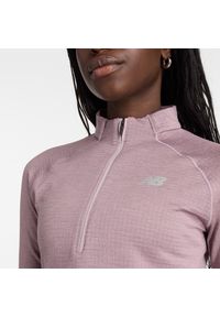Bluza damska New Balance WT43200IWH – różowa. Kolor: różowy. Materiał: skóra, dresówka, poliester, materiał, tkanina. Wzór: aplikacja. Styl: sportowy #2