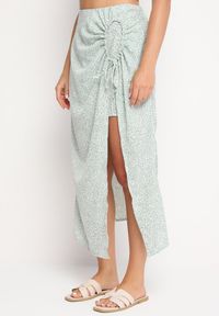 Born2be - Jasnozielona Spódnica z Gumką w Pasie Rozcięciem i Marszczeniem Arrethea. Okazja: na co dzień. Kolor: zielony. Wzór: kwiaty. Styl: elegancki, casual #5