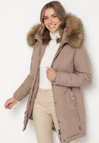 Born2be - Ciemnobeżowa Casualowa Kurtka Parka z Kapturem z Futerkiem Nallorea. Okazja: na co dzień. Typ kołnierza: kaptur. Kolor: beżowy. Materiał: futro. Styl: casual